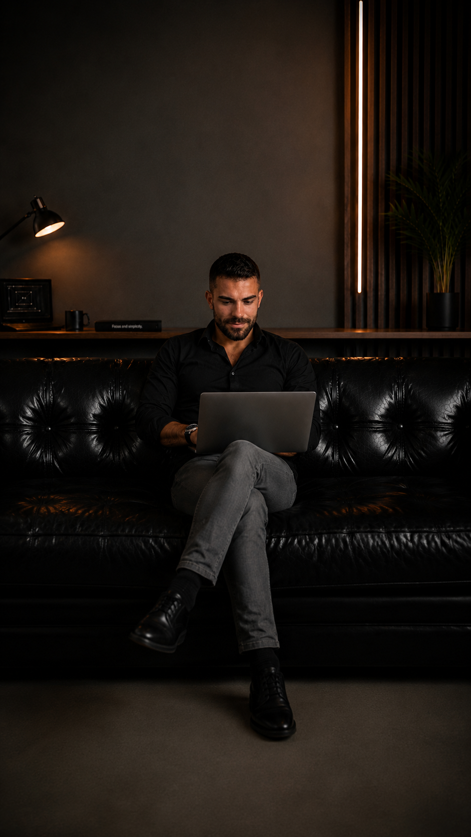 Pablo Villa, diseñador web en Valladolid, trabajando con un portátil en una oficina moderna.